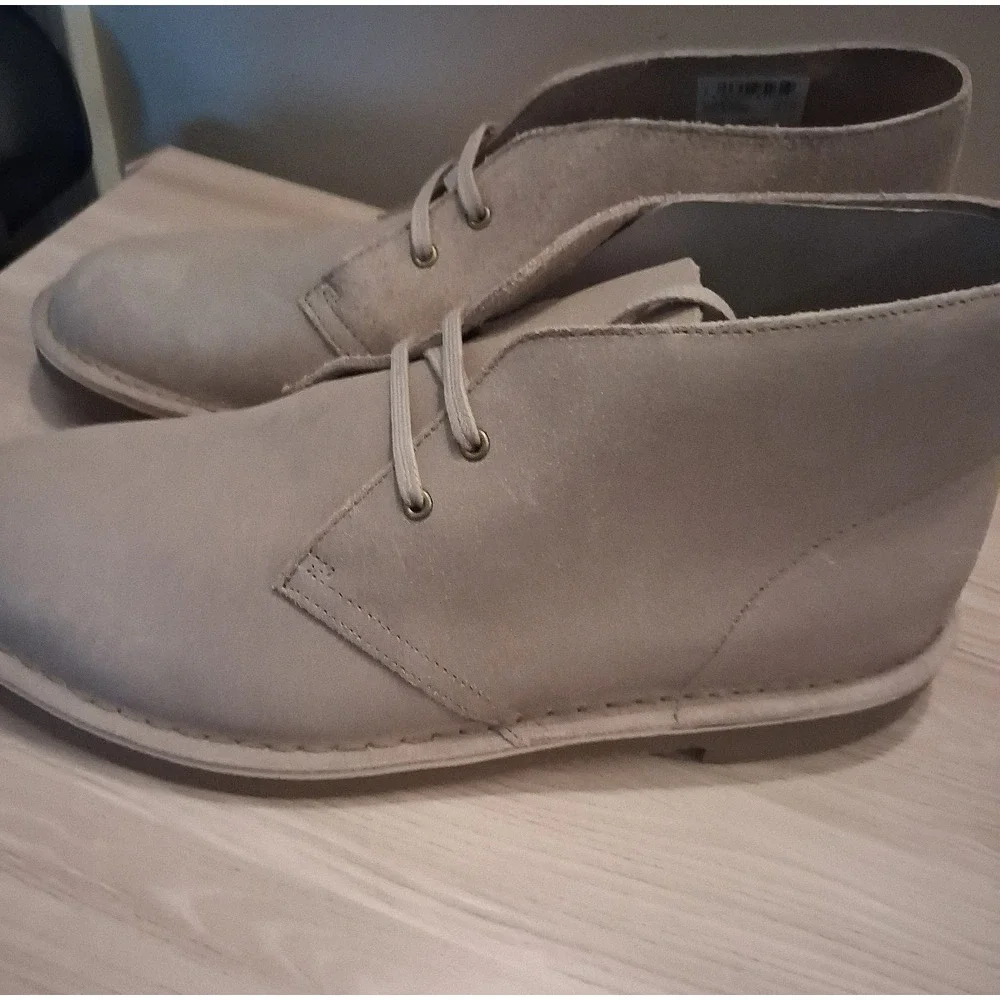 New Mens Clarks Shepton Taupe Nubuck Distressed Casual Chukka Boot Size 10